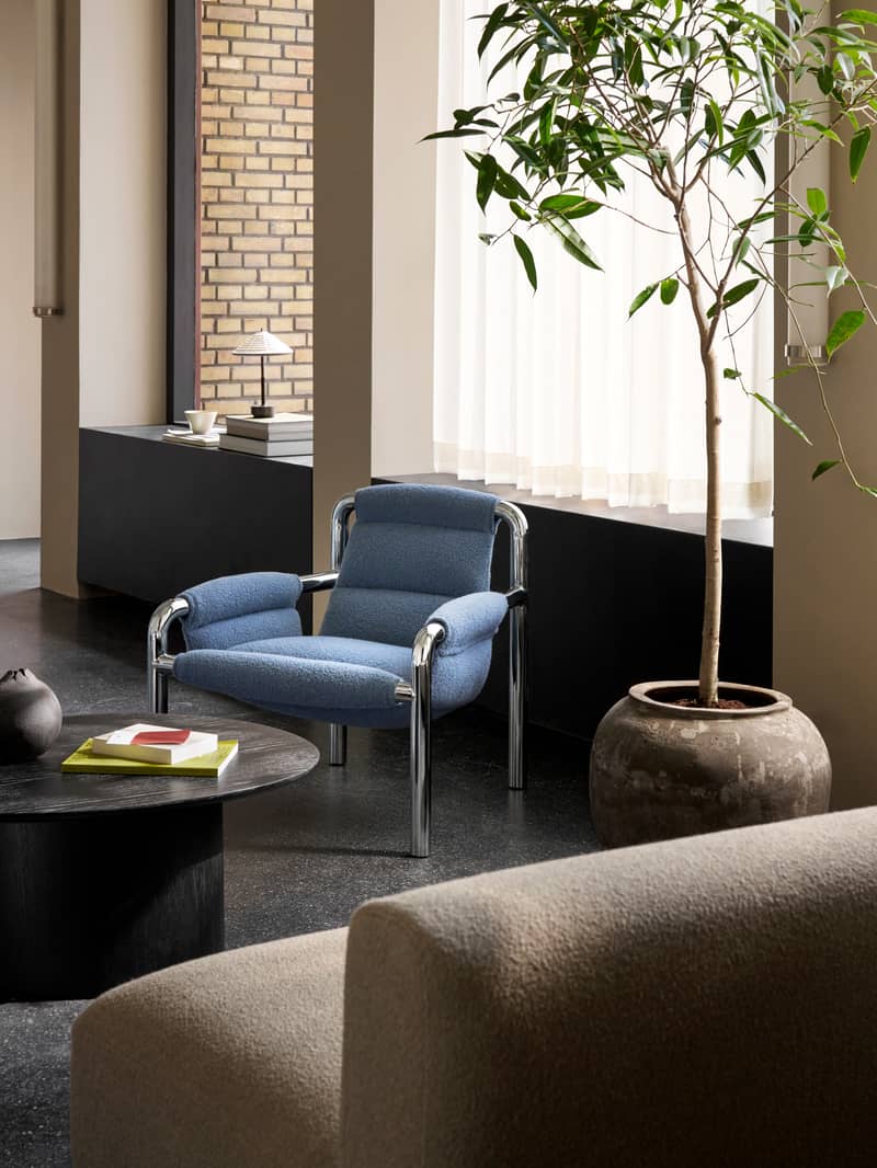Wendelbo Lifestyle Atli lounge chair Baru col 0740 Kin coffee table Black stained oak 300 dpi